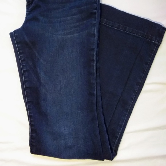 Wrangler Jeans w/ Pink Stitching - Picture 3 of 12